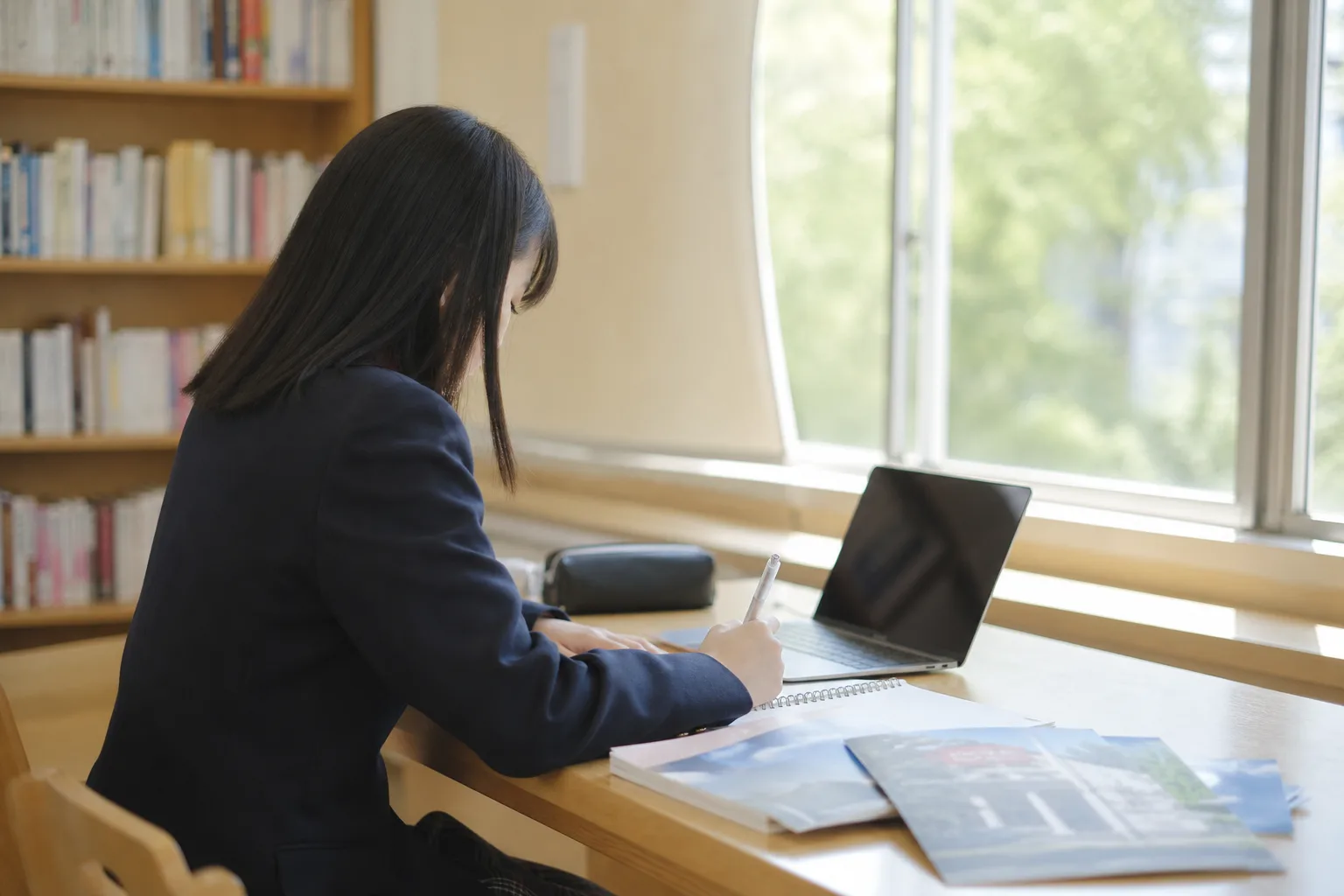 高校留学経験を大学受験に活かす高校生のイメージ