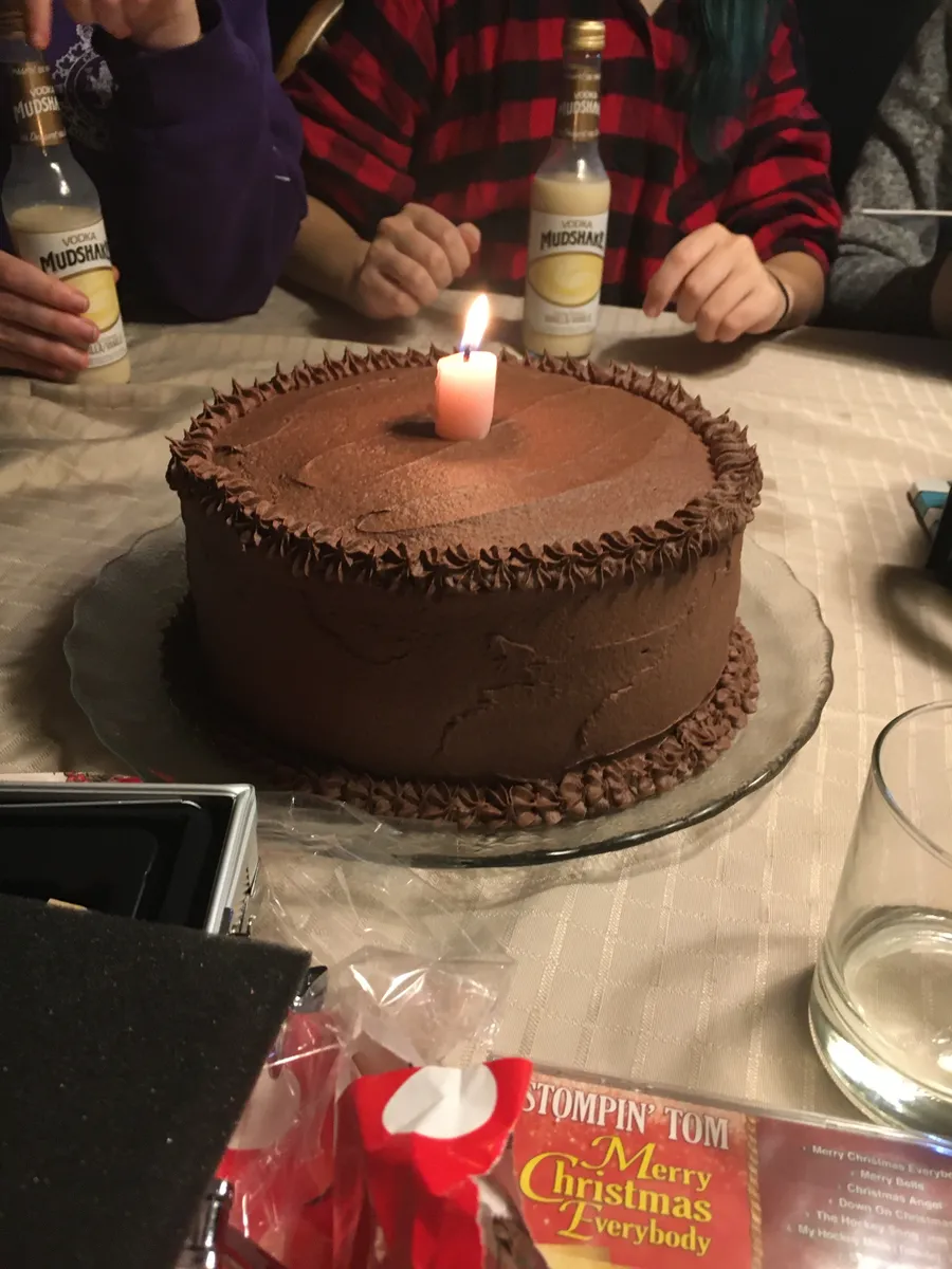 ろうそくを立てたチョコレートケーキ