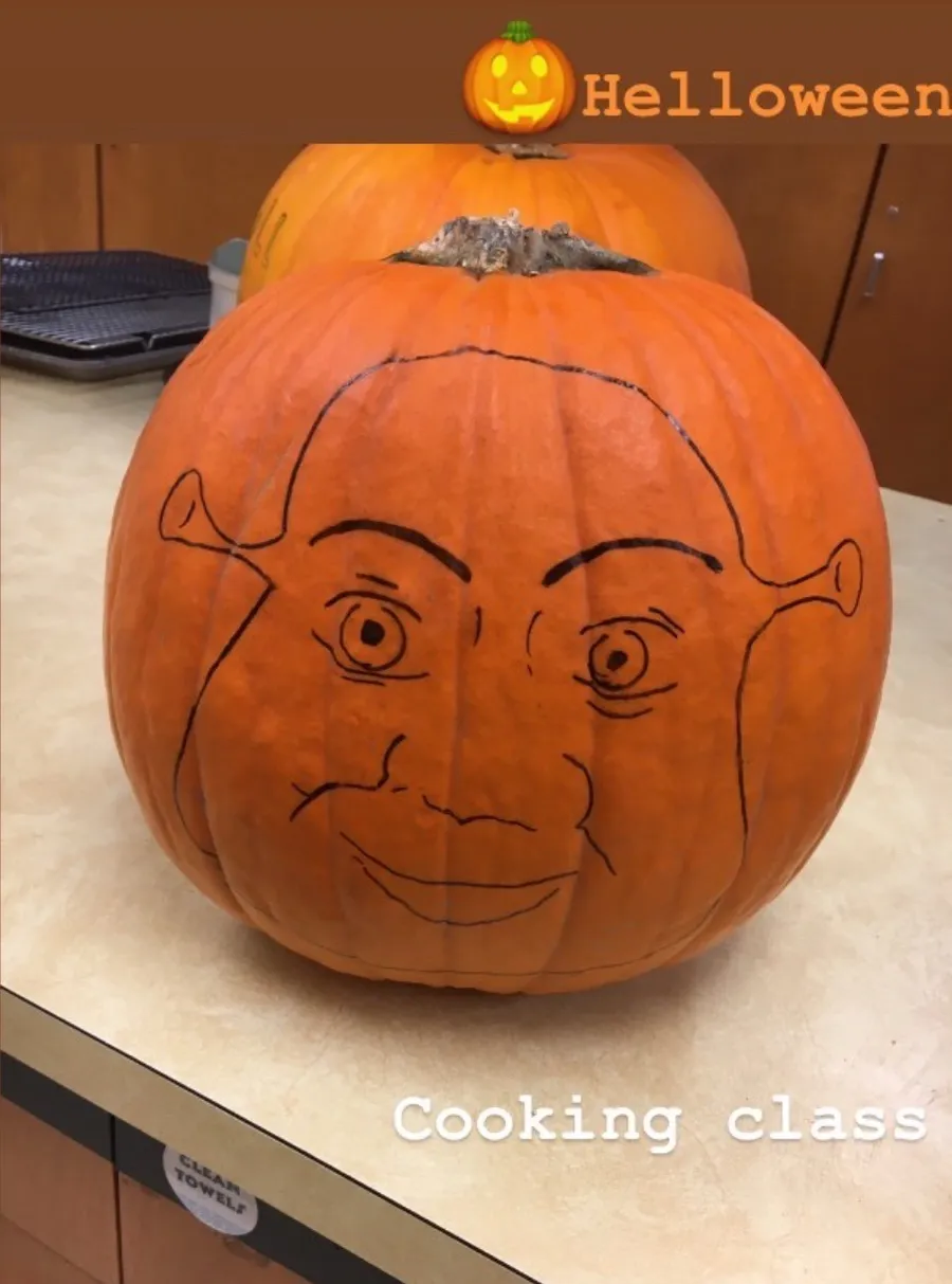 アニメキャラクターの顔が描かれたハロウィンのかぼちゃ