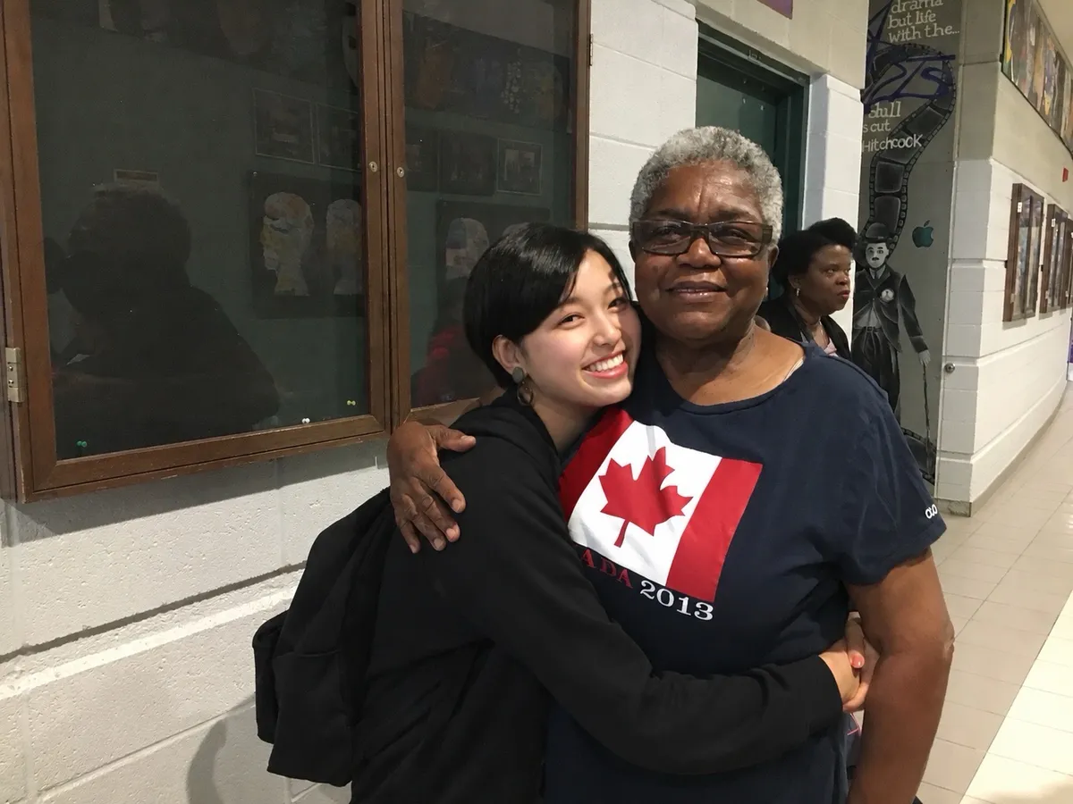 カナダ国旗のTシャツを着たホストマザーと肩を組むMomokoさん