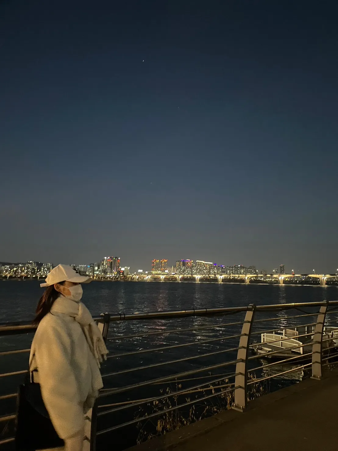 夜の漢江の川沿いに立つりんさん