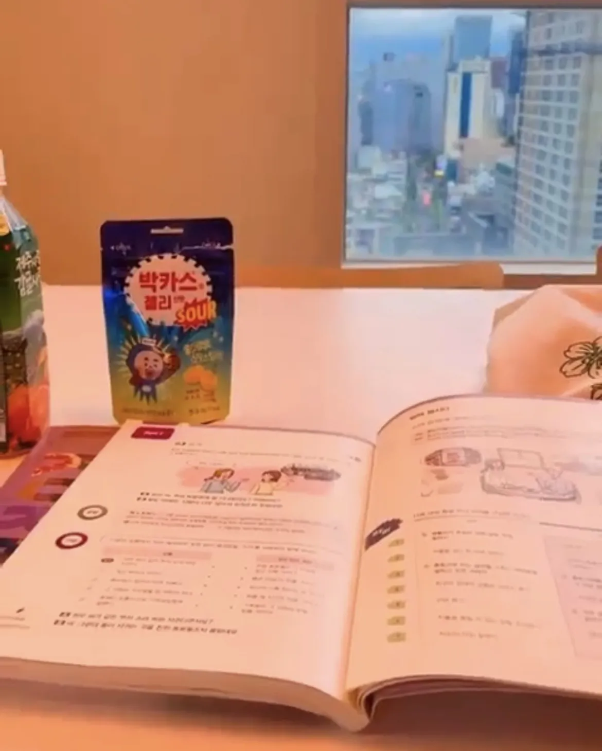窓際の机に広げた韓国語の教科書