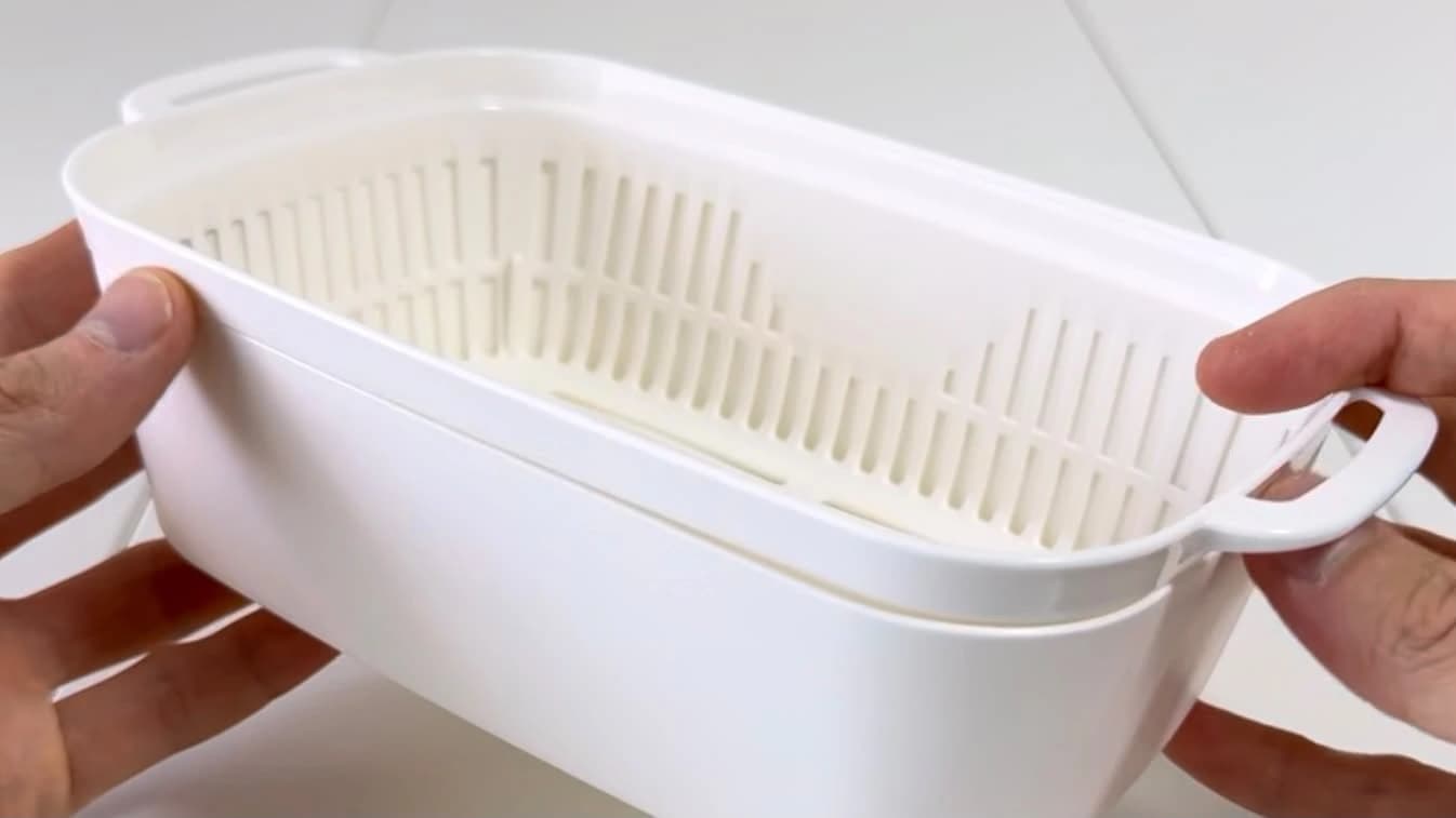 DAISOの豆苗プランター。白いトレーに水切りかごを重ねた二重底